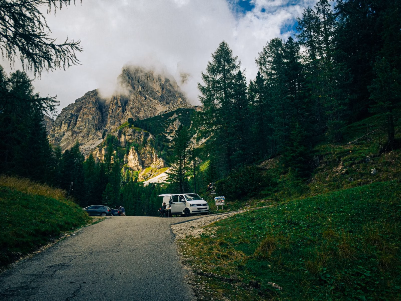 Dolomitler’de Unutulmaz Bir Tatil: Yerel Gibi Gezmenin Sırları Dolomitler’de Unutulmaz Bir Tatil: Yerel Gibi Gezmenin Sırları